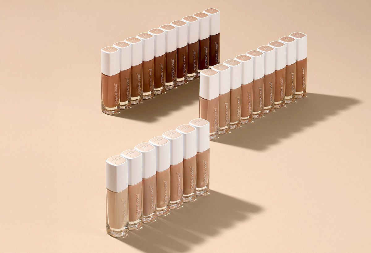 Eine Abbildung verschiedener Glasflaschen der jane iredale Flüssigfoundation Skintuition