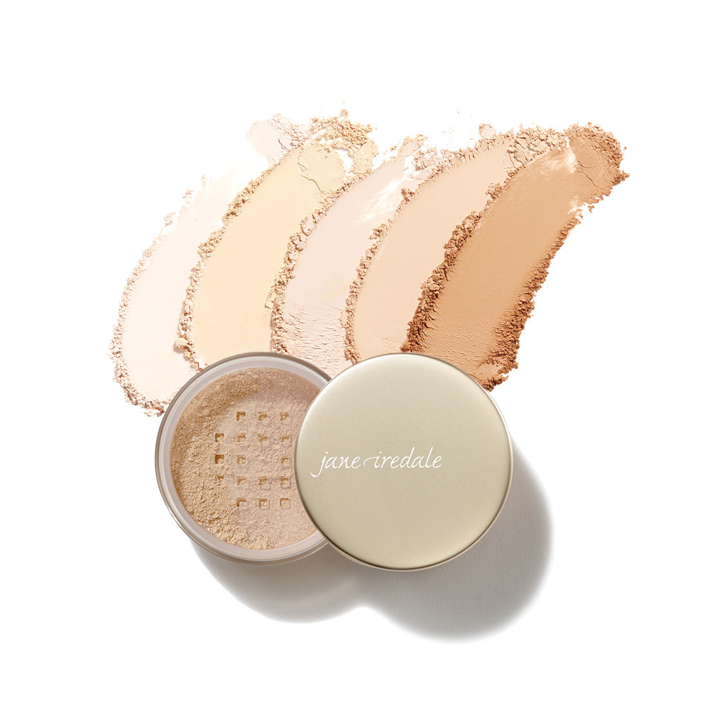Geöffnete Dose des jane iredale Amazing Base Loose Mineral Powder mit vier aufgetragenen Pudernuancen von sehr hell bis mittel auf weißem Hintergrund.