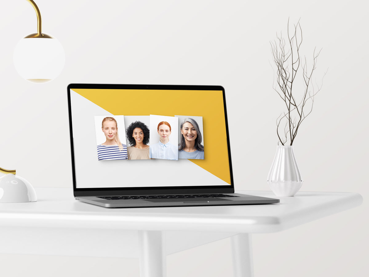 ZEITWUNDER Onlineshop - Ein Laptop mit unterschiedlichen Bildern von Kundinnen und Kunden zur Bewerbung der Online-Hautberatung.